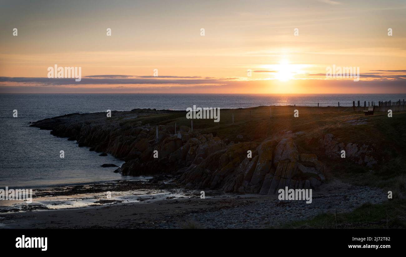 Ein friedliches Bild der untergehenden Sonne vor einer irischen Küste, wo der Nordatlantik auf West-Donegal trifft. Stockfoto