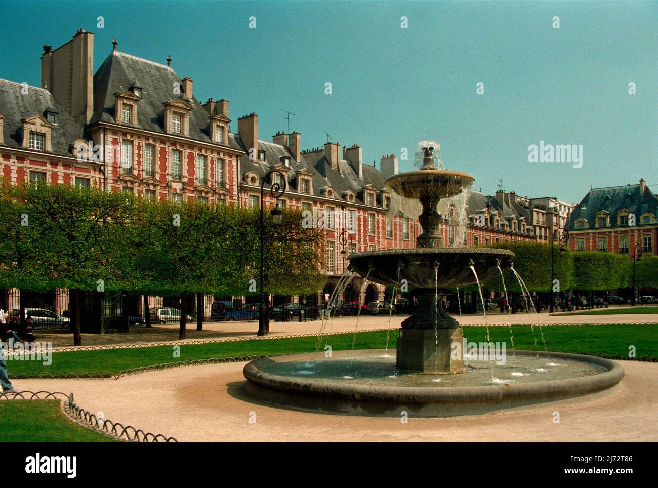 Ein Brunnen auf der Nordseite des Platzes Louis XIII, Place des Vosges. Stockfoto