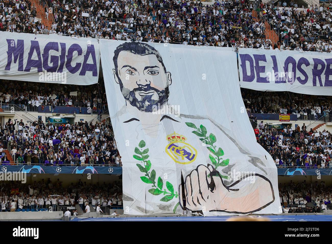 Die Fans von Real Madrid spielten während des UEFA Champions League-Spiels zwischen Real Madrid und Mancheaster City am 4. Mai 2021 im Santiago Bernabeu-Stadion in Madrid, Spanien. (Foto von Ruben Albarran / PRESSINPHOTO) Stockfoto