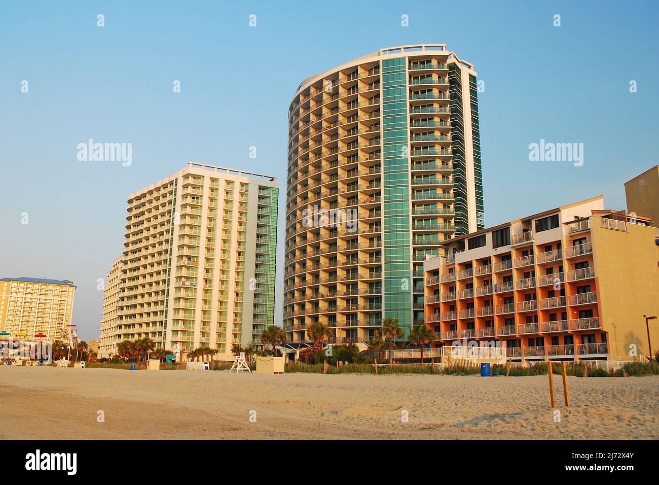 Strandwohnungen säumen den Grand Strand von Myrtle Beach Stockfoto