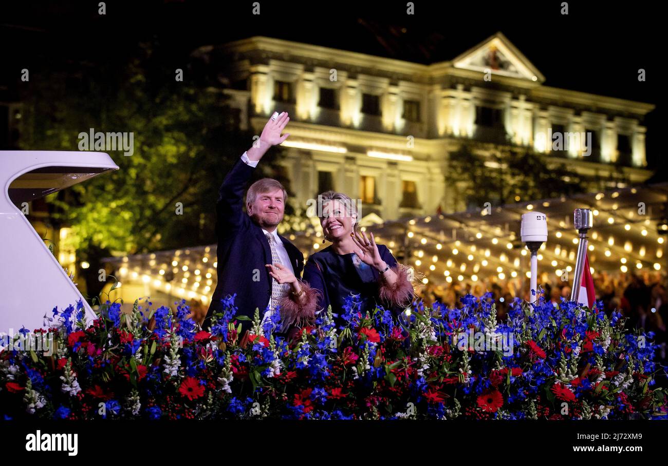 2022-05-05 22:13:09 AMSTERDAM - König Willem-Alexander und Königin Maxima während des Mai 5 Konzert auf der Amstel vor dem Royal Theatre Carre. Der Befreiungstag wurde nach zwei Coronajahren wie üblich gefeiert. KOEN VAN WEEL niederlande Out - belgien Out Stockfoto
