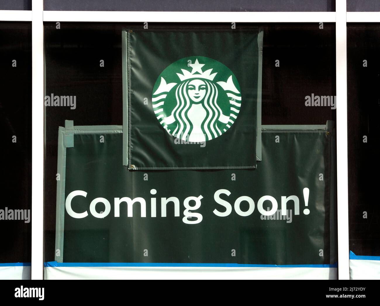 Ein Schild in einem Fenster kündigt an, dass bald ein neuer Starbucks Coffee Shop am Standort in San Francisco, Kalifornien, eröffnet wird. Stockfoto