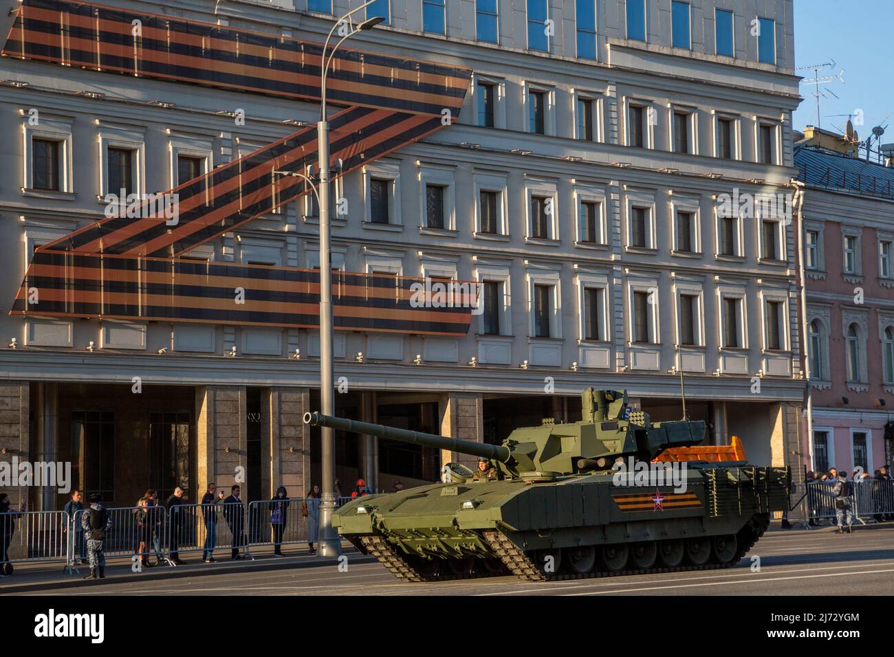 Moskau, Russland. 4.. Mai 2022. Ein Panzer T-14 Armata fährt bei einer nächtlichen Probe für die bevorstehende Parade zum Victory Day, die den 77.. Jahrestag des Sieges über Nazi-Deutschland im Zweiten Weltkrieg in Moskau, Russland, ankündigte, auf den Roten Platz Stockfoto