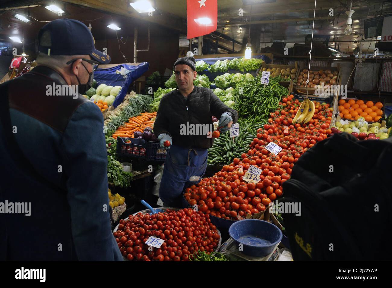 (220505) -- ANKARA, 5. Mai 2022 (Xinhua) -- Ein Verkäufer arbeitet am 5. Mai 2022 auf einem Markt in Ankara, Türkei. Die jährliche Inflationsrate der Türkei stieg im April auf 69,97 Prozent und erreichte damit ein hoch von zwei Jahrzehnten, teilte das türkische Statistische Institut am Donnerstag mit. (Foto von Mustafa Kaya/Xinhua) Stockfoto