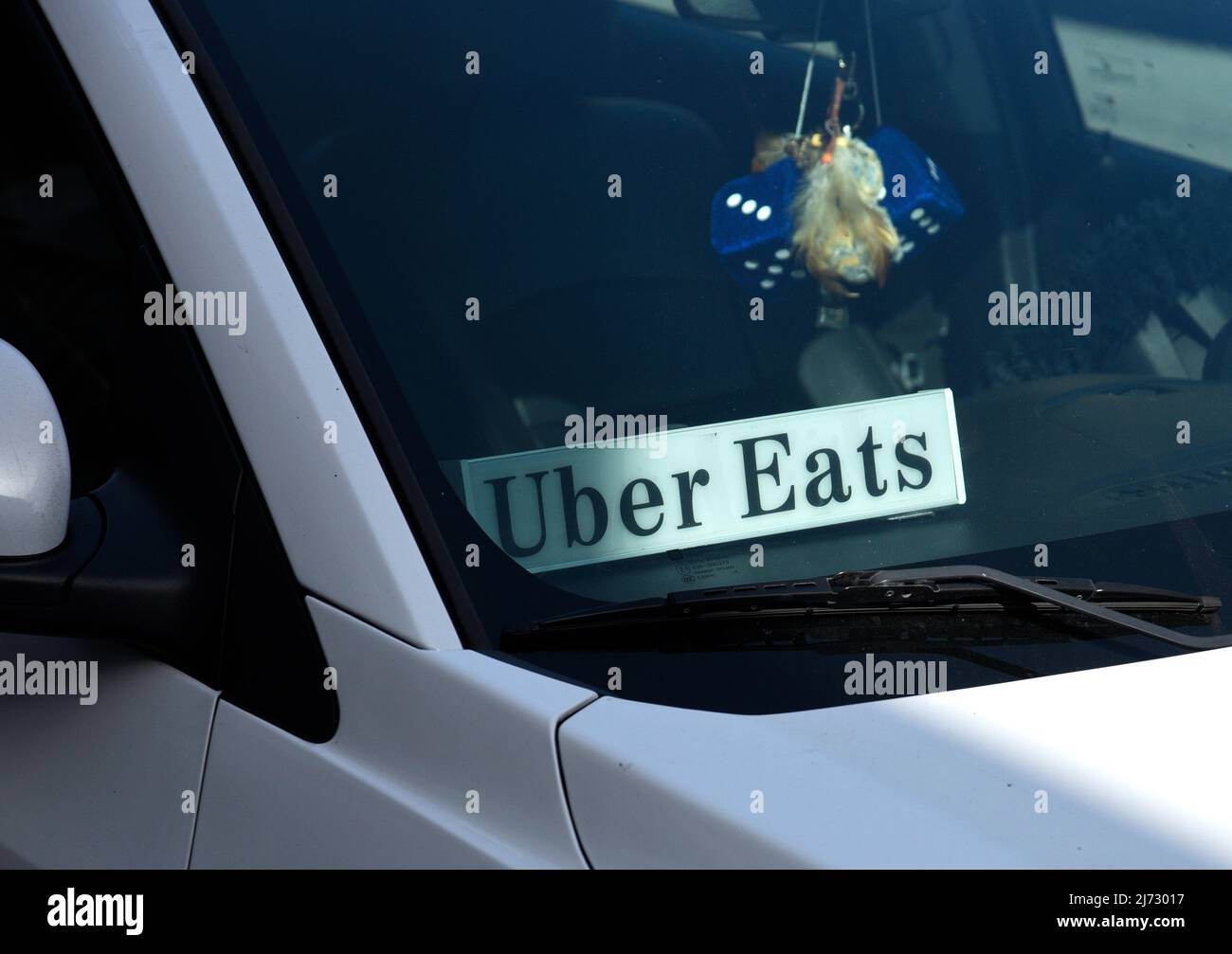 Ein Uber isst Auto und Fahrer, die eine Lieferung in San Francisco, Kalifornien, machen. Stockfoto