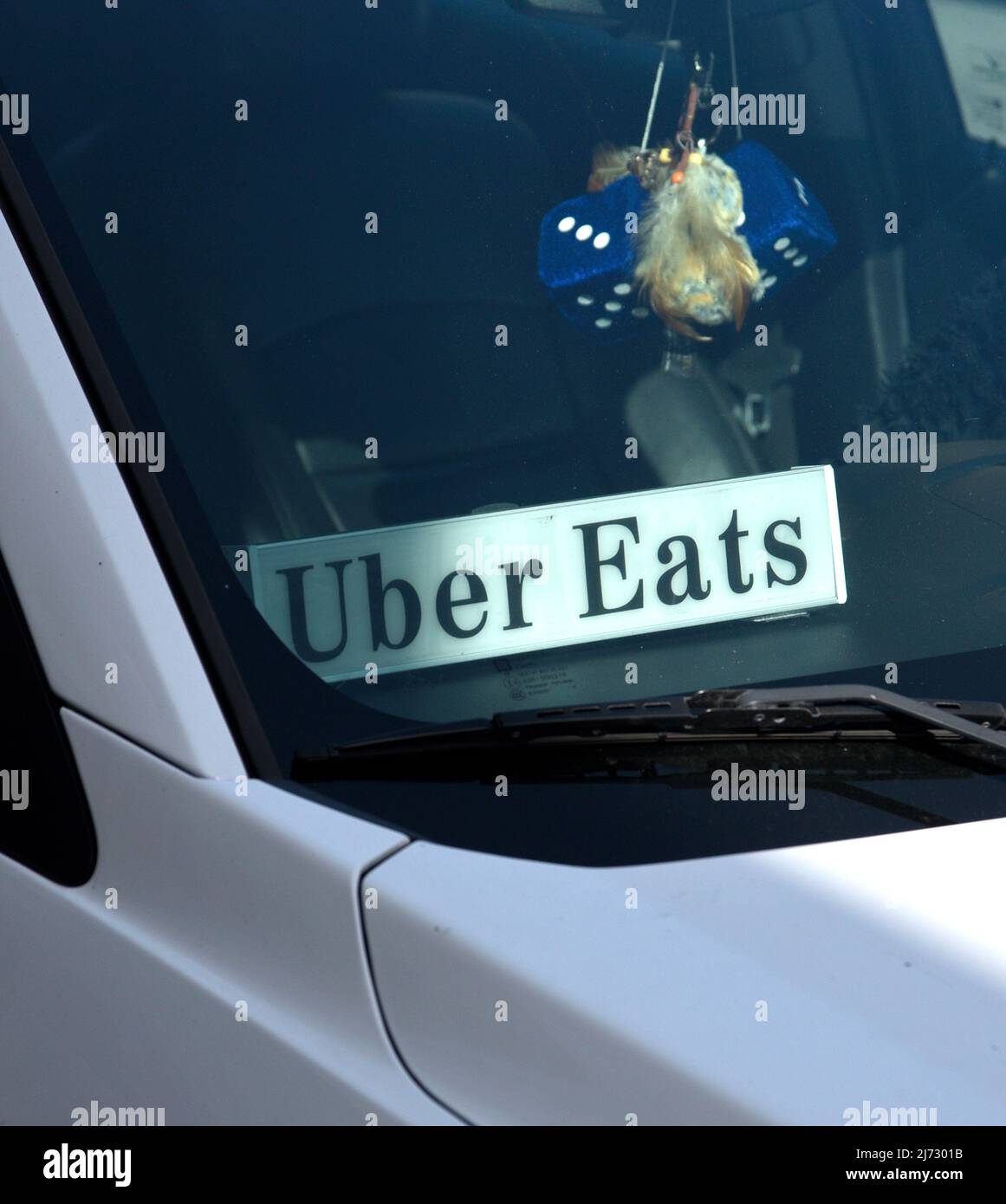 Ein Uber isst Auto und Fahrer, die eine Lieferung in San Francisco, Kalifornien, machen. Stockfoto