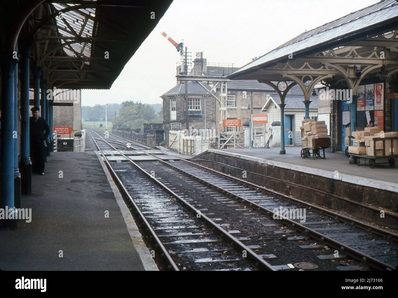 Ein Blick vom Bahnsteig des Bahnhofs Knaresborough, North Yorkshire. 1967. Auf Schubkarren gestapelte Pakete warten auf die Abholung. Stockfoto