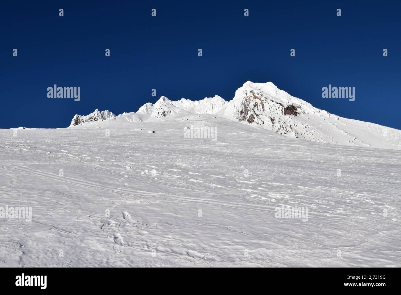 Landschaftsansichten auf den unteren Abschnitten der Route des verschneiten Kletterers auf der Südseite zum Gipfel des Mt Hood, dem höchsten Berg von Oregon, im Januar 2022. Stockfoto