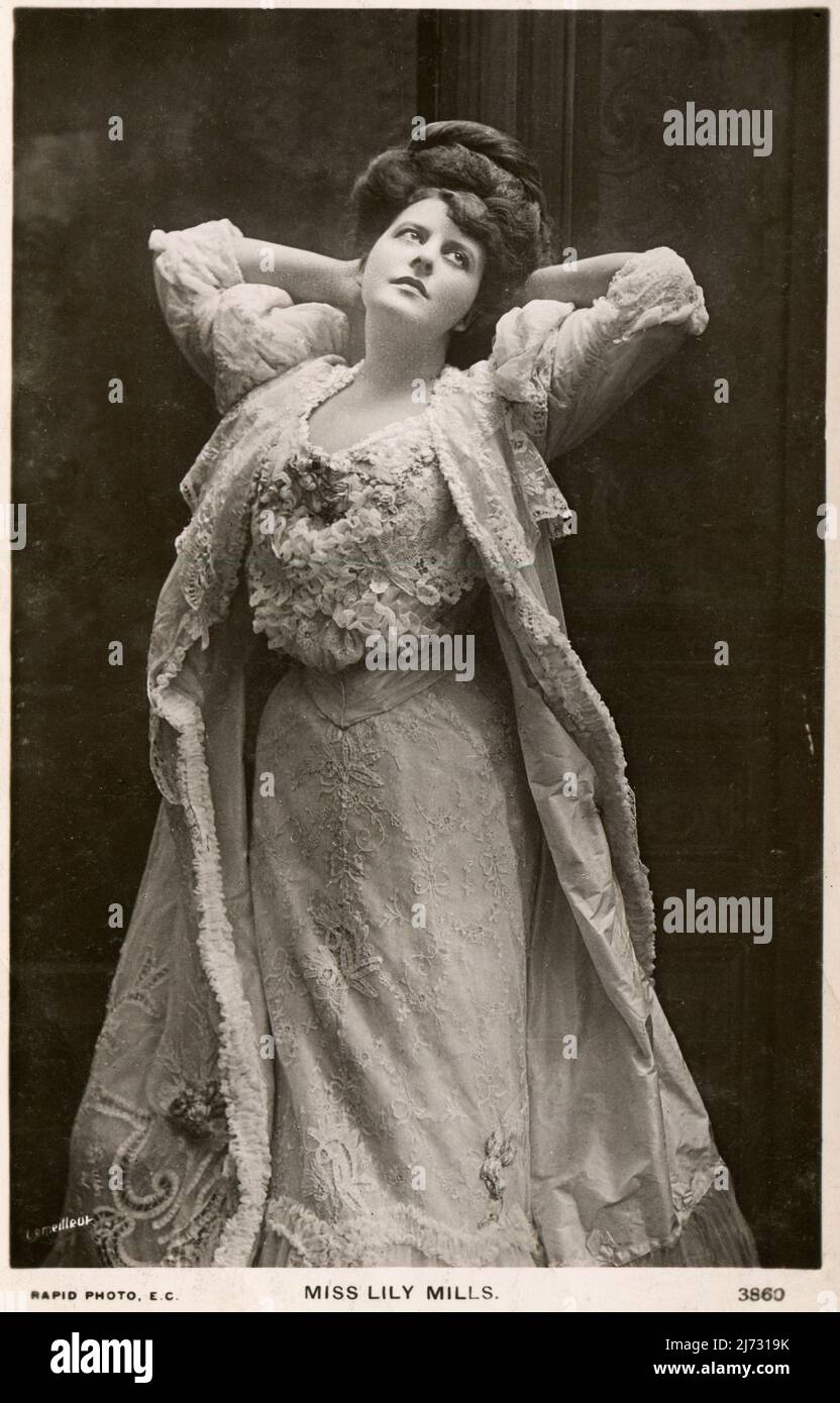 Eine edwardianische Postkarte mit einem Foto der englischen Schauspielerin Miss Lily Mills. Stammt aus der Zeit um 1910. Stockfoto