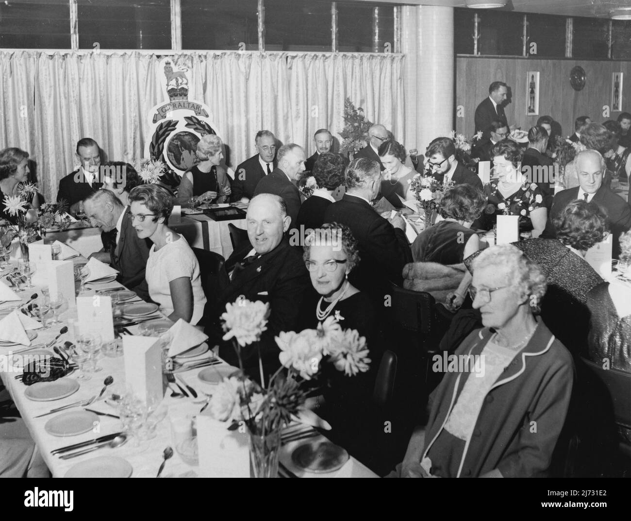 Gäste speisen am 21. Oktober 1967 (Trafalgar Day) beim 21. Anniversary Dinner in den Camelot Rooms, High Street, Winchester, Hampshire. Die Veranstaltung wurde von der Winchester and District Branch der Royal Marines Association organisiert. Zu den Gästen gehörten der Admiral der Flotte, der Earl Mountbatten von Burma, General Sir Ian Hurry Riches, nationaler Präsident der Royal Marines Association, Bernard William de Courcy-Ireland, Präsident der Winchester Branch und Adam P. lang, Vorsitzender der Winchester Branch. Stockfoto