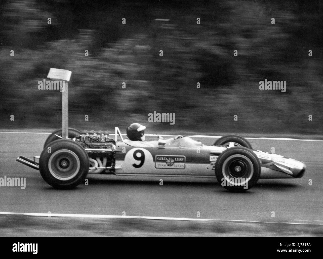 Jackie Oliver fährt einen Lotus-Ford 49B während des Formel 1 Grand Prix von Großbritannien in Brands Hatch am 20. Juli 1968. Nach der Führung des Rennens zog sich Oliver mit einem festgezogenen Getriebe in der 44.. Runde zurück. Stockfoto