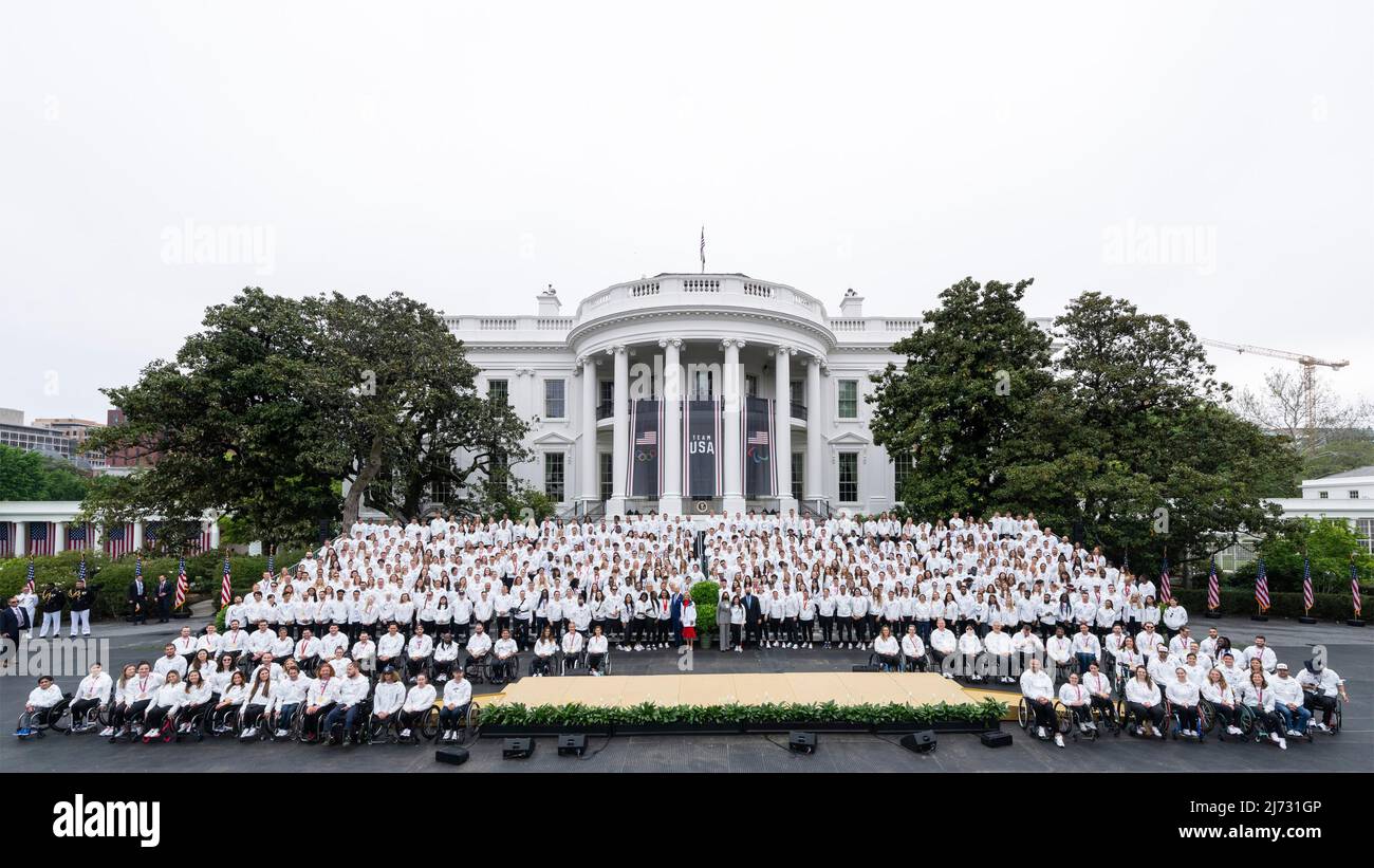 Washington, Vereinigte Staaten von Amerika. 04. Mai 2022. US-Präsident Joe Biden First Lady Jill Biden, Vice President Kamala Harris und Second Gentleman Doug Emhoff pos mit den Athleten des US-Olympia-Teams während einer Veranstaltung, die sie im Weißen Haus am 4. Mai 2022 in Washington, D.C. begrüßte.Quelle: Adam Schultz/White House Foto/Alamy Live News Stockfoto