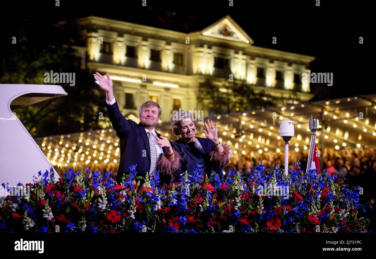 2022-05-05 22:13:08 AMSTERDAM - König Willem-Alexander und Königin Maxima während des Mai 5 Konzert auf der Amstel vor dem Royal Theatre Carre. Der Befreiungstag wurde nach zwei Coronajahren wie üblich gefeiert. KOEN VAN WEEL niederlande Out - belgien Out Stockfoto