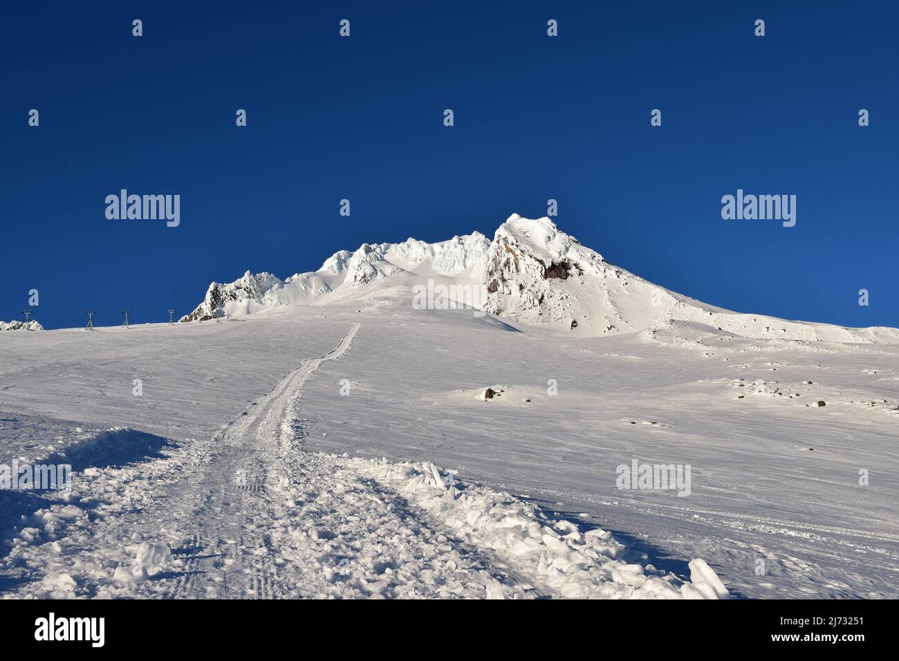 Landschaftsansichten auf dem präparierten unteren Abschnitt der Südseite des Kletterers zum Gipfel des Mt Hood, dem höchsten Berg von Oregon, im Januar 2022. Stockfoto