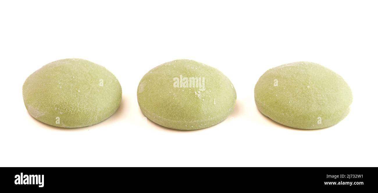Matcha Mochi Eiscreme mit grünem Tee auf weißem Hintergrund Stockfoto