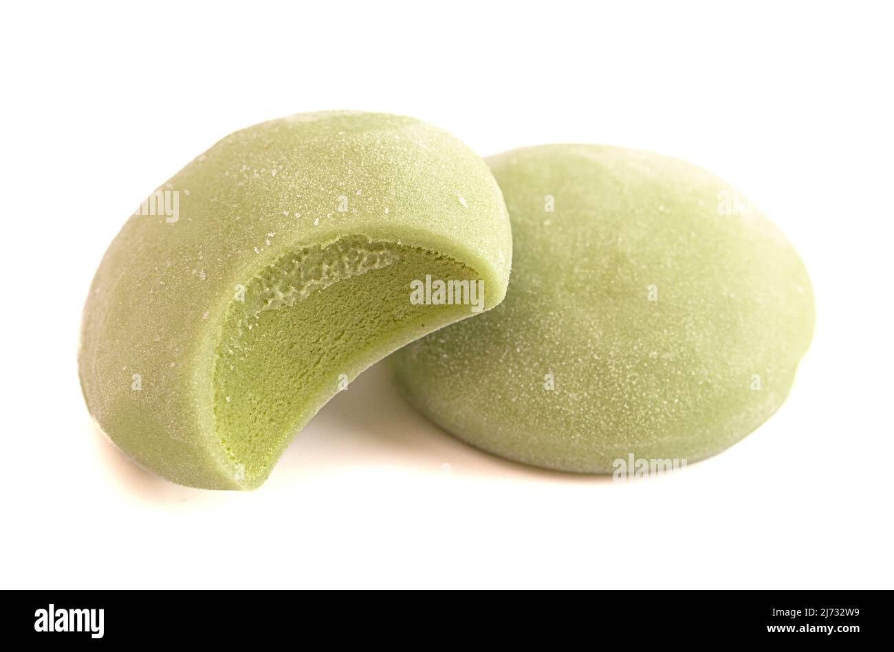 Matcha Mochi Eiscreme mit grünem Tee auf weißem Hintergrund Stockfoto