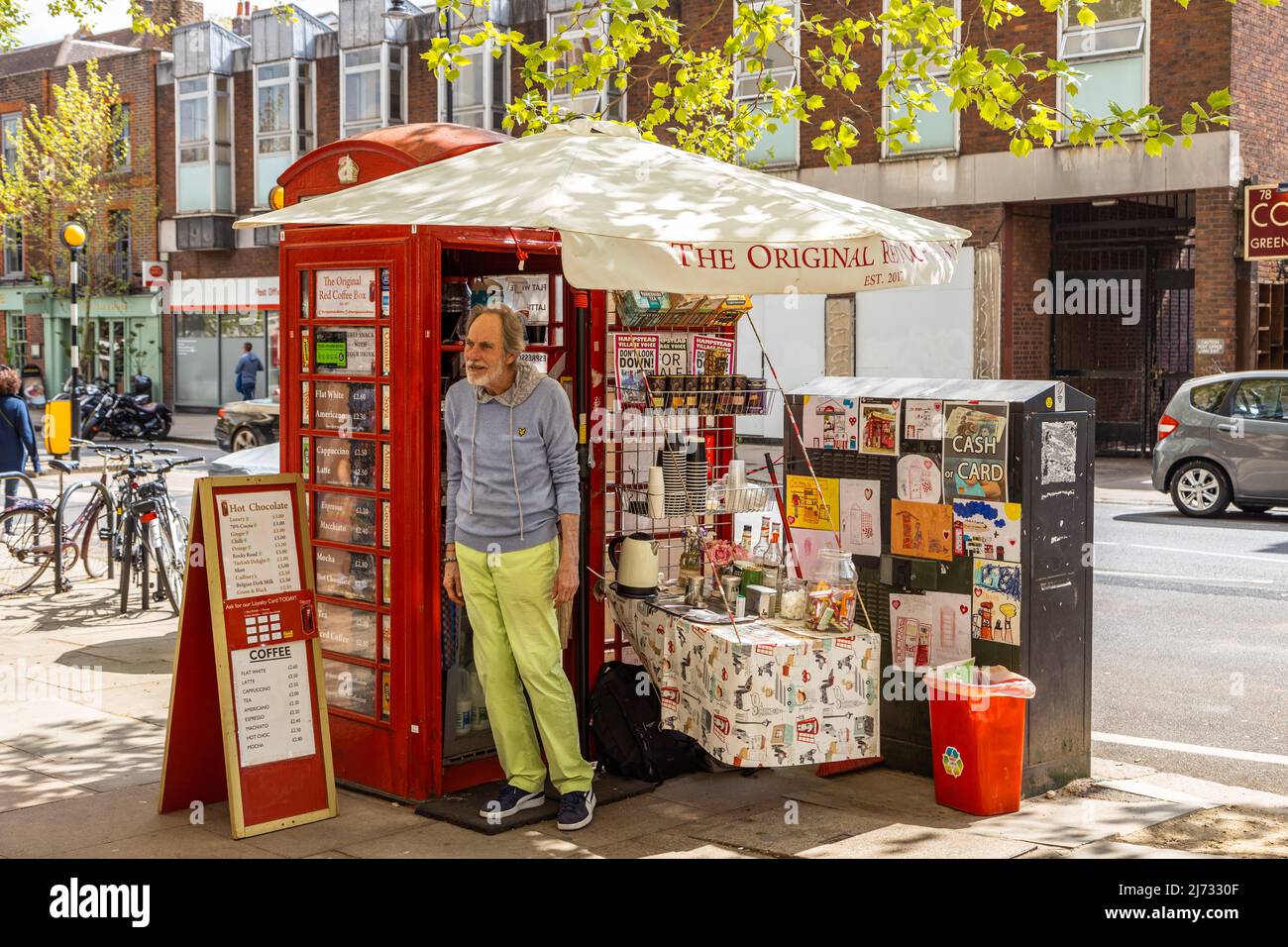 Kaffee wird von einer roten Londoner Telefonbox, Hampstead London UK England, serviert Stockfoto