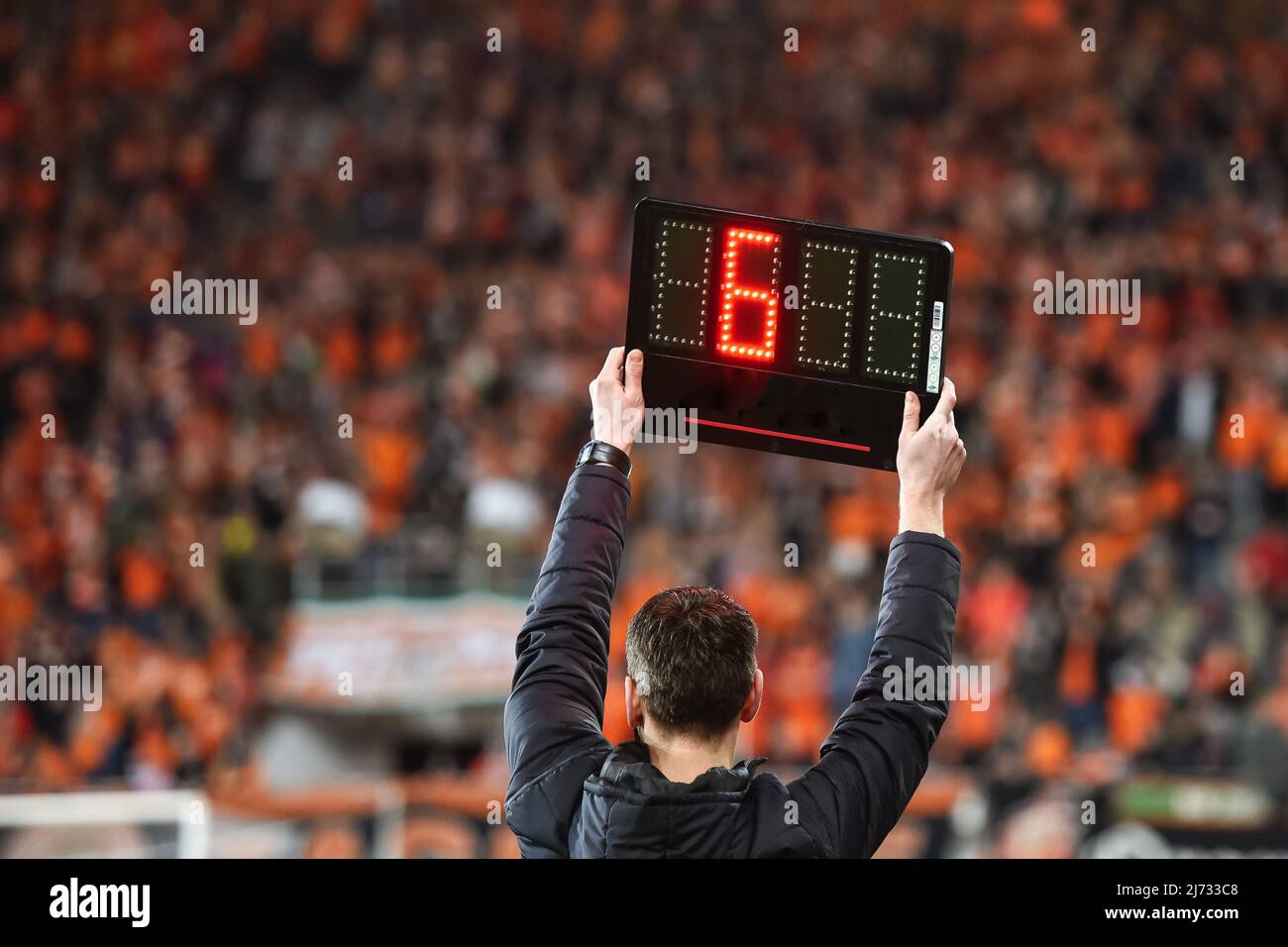 Der technische Schiedsrichter zeigt während des Fußballspiels 6 Minuten mehr Zeit. Stockfoto