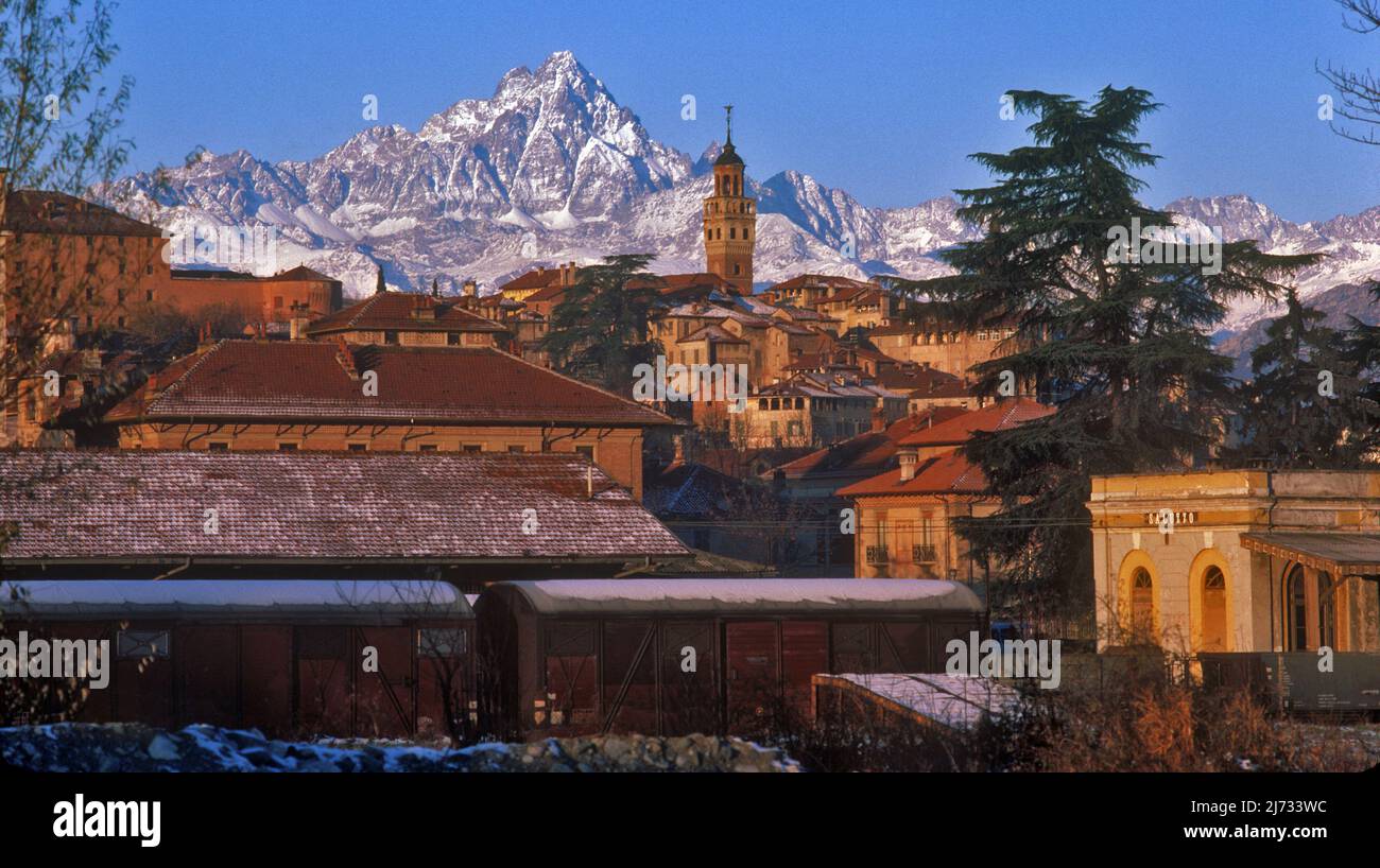 Saluzzo vom Bahnhof. Stockfoto