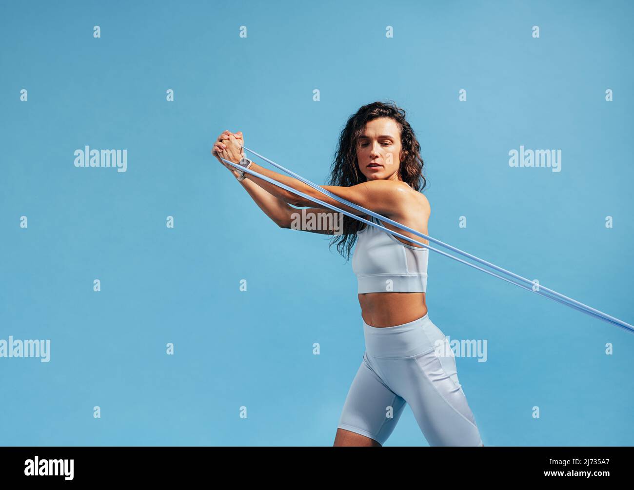 Fitness Frau macht Widerstand Training. Junge Frau macht Kernkrafttraining. Stockfoto