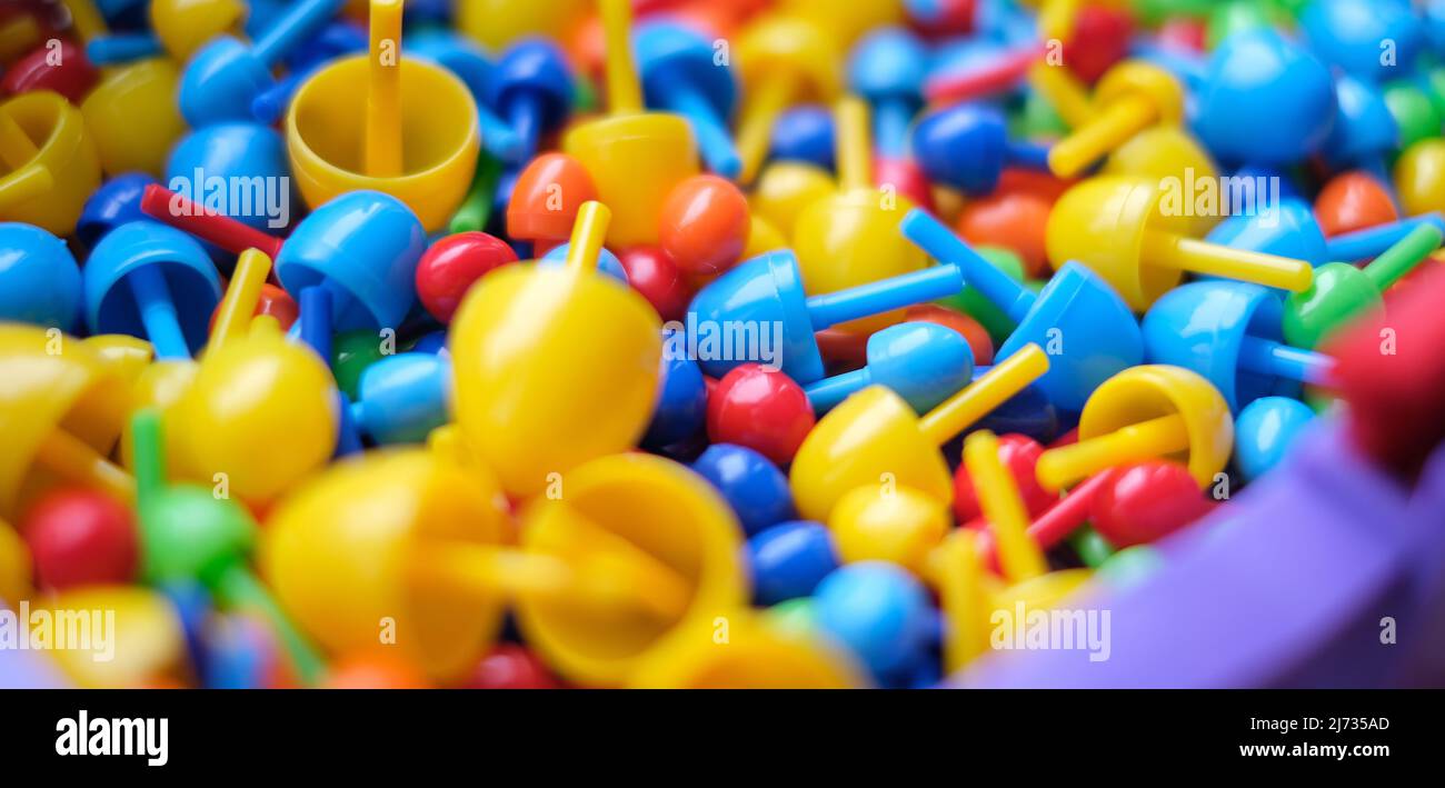 Nahaufnahme, Kinder Farbmosaik für die Erstellung von Bildern. Pädagogisches Spielzeug für Kinder. Stockfoto