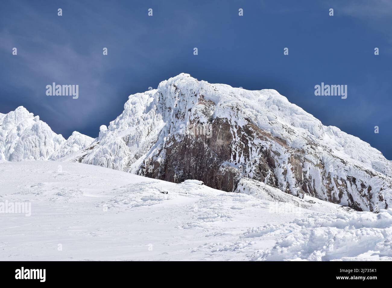 Das steile, eisige Gipfelgebiet von Mt Hood, dem höchsten Berg von Oregon, von der Südseite über dem Palmer-Schneefeld im April 2022 gesehen. Stockfoto