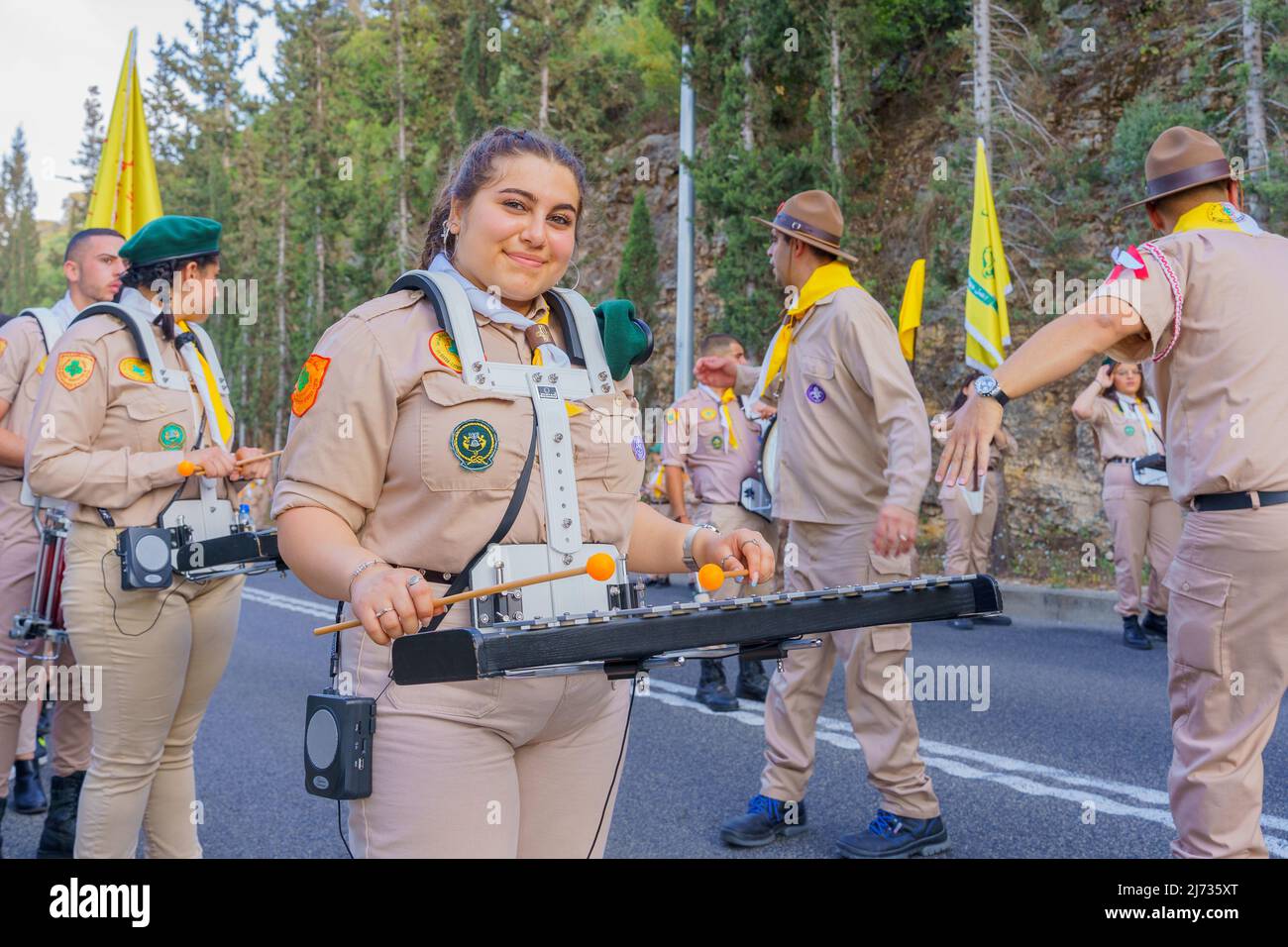 Haifa, Israel - 01. Mai 2022: Kundschafter und andere bei der Parade der Madonna vom Berg Karmel in der Nähe von Stella Maris in Haifa, Israel. Diesen Jahresabend Stockfoto