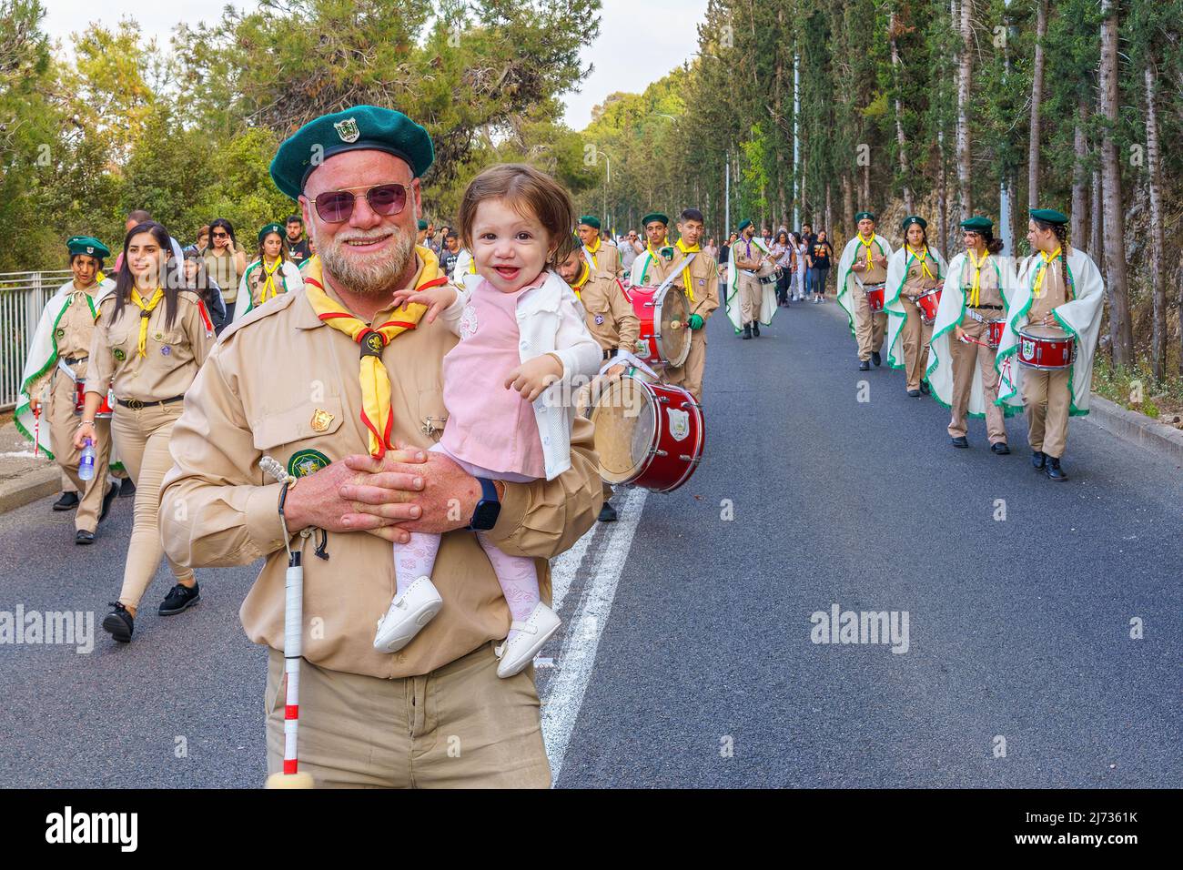 Haifa, Israel - 01. Mai 2022: Pfadfinder und andere nehmen an der Parade der Muttergottes vom Berg Karmel in der Nähe von Stella Maris in Haifa, Israel, Teil. Diesen Jahresabend Stockfoto