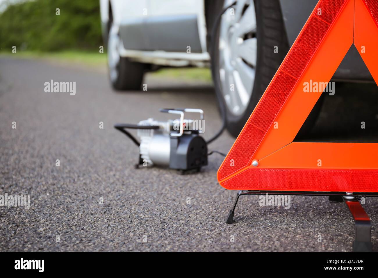 Warnwesten für Autofahrer und Kunststoff rote Not-Aus-Schild für Auto  Stockfotografie - Alamy