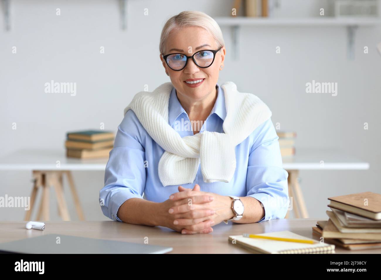 Weibliche Tutorin, die zu Hause Unterricht gibt Stockfoto