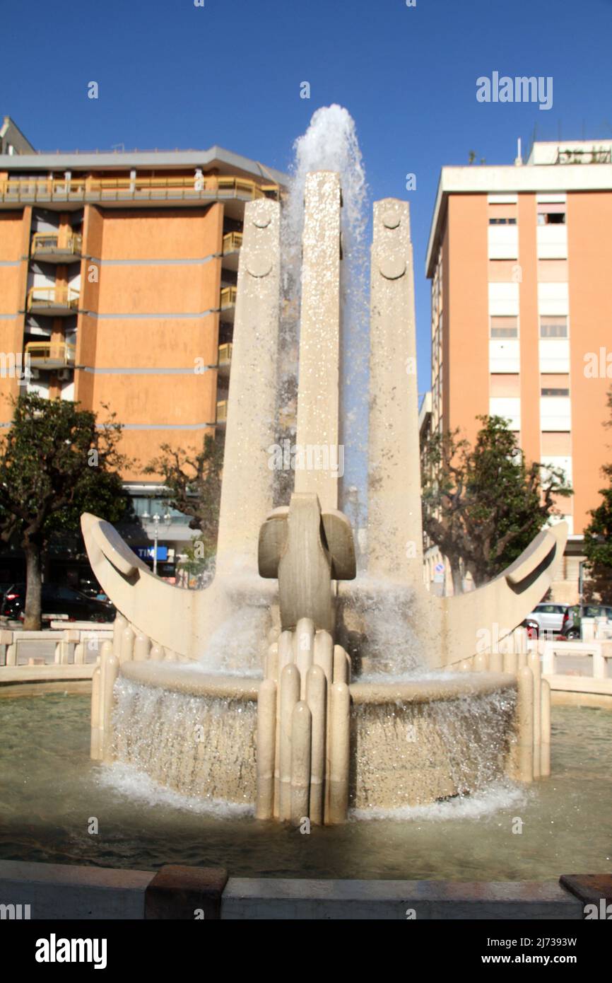 Brindisi, Italien. Fontana delle Ancore (der Brunnen der Anker) auf der Piazza Cairoli, maritimes Symbol mit vier Ankern, die eine Windrose darstellen. Stockfoto