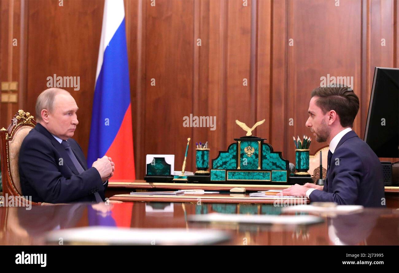 Moskau, Russland. 05. Mai 2022. Der russische Präsident Wladimir Putin hält am 5. Mai 2022 im Kreml in Moskau ein Arbeitstreffen mit dem CEO der Wissensgesellschaft, Maxim Dreval, rechts, ab. Russland. Quelle: Mikhael Klimentyev/Kremlin Pool/Alamy Live News Stockfoto