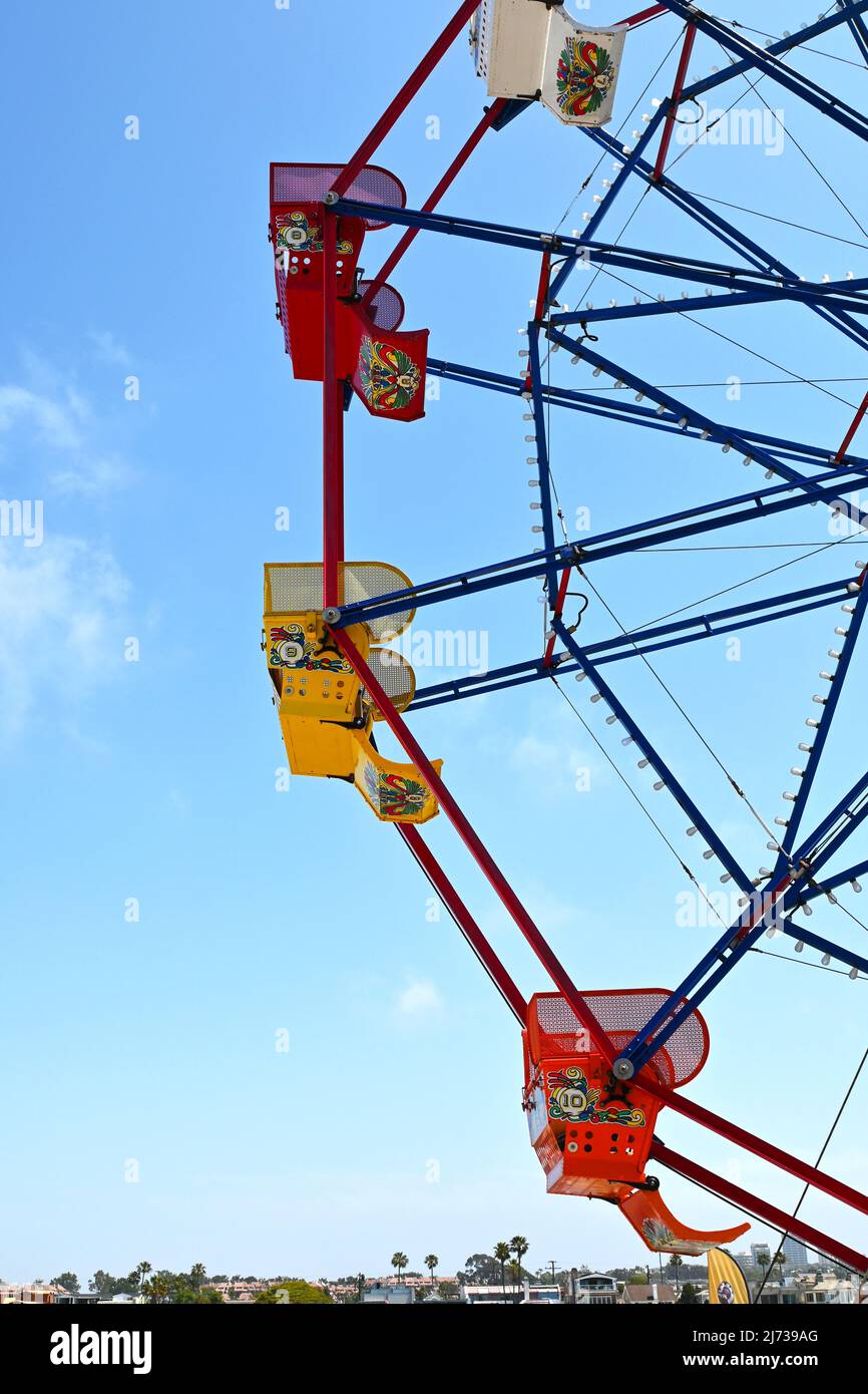 NEWPORT BEACH, KALIFORNIEN - 4. MAI 2022: Nahaufnahme des Riesenrads in der Balboa Fun Zone. Stockfoto