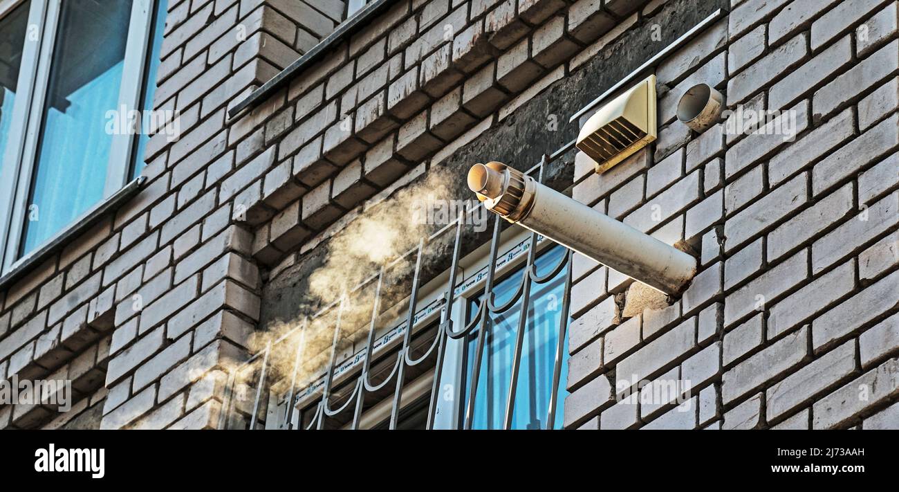Zwangsabsaugung von Rauch aus einem Festbrennstoffkessel aus einer Wohnwohnung mit einem Rauchabsauger Stockfoto Zwangsabsaugung von Rauch aus einem Festbrennstoffkessel aus einer Wohnwohnung mit einem Rauchabsauger Stockfoto