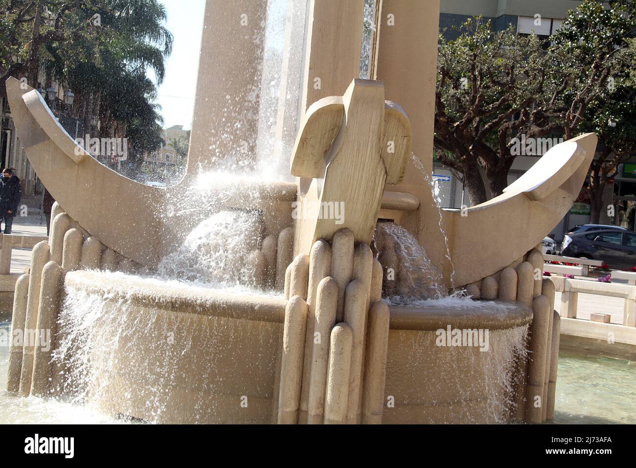 Brindisi, Italien. Fontana delle Ancore (der Brunnen der Anker) auf der Piazza Cairoli, maritimes Symbol mit vier Ankern, die eine Windrose darstellen. Stockfoto