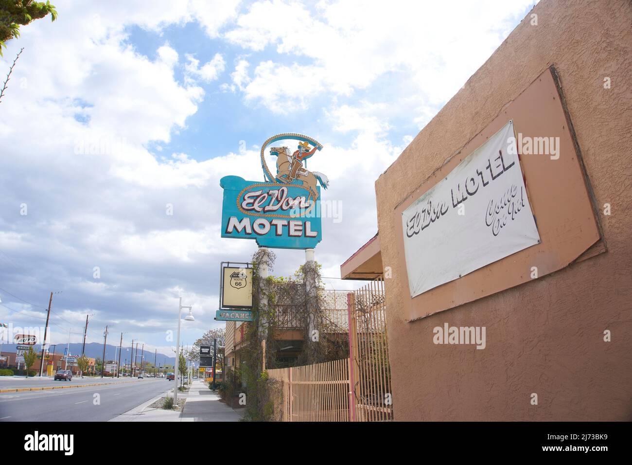 Alte Beschilderung auf der alten Route 66 in Albuquerque, New Mexico, USA. Stockfoto