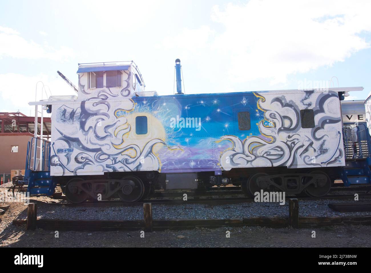 Bemalter verlassene Triebwagen im Railyard District von Santa Fe, New Mexico. Stockfoto