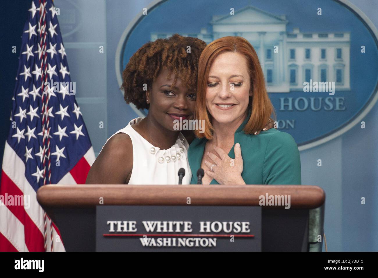 Der Pressesprecher Jen Psaki stellt die neue Pressesprecherin Karine Jean-Pierre als erste Black and Out LGBTQ-Person vor, die am Donnerstag, den 5. Mai 2022, im Briefing Room des Weißen Hauses in Washington, DC, die Position innehat. Foto von Bonnie Cash/UPI Stockfoto