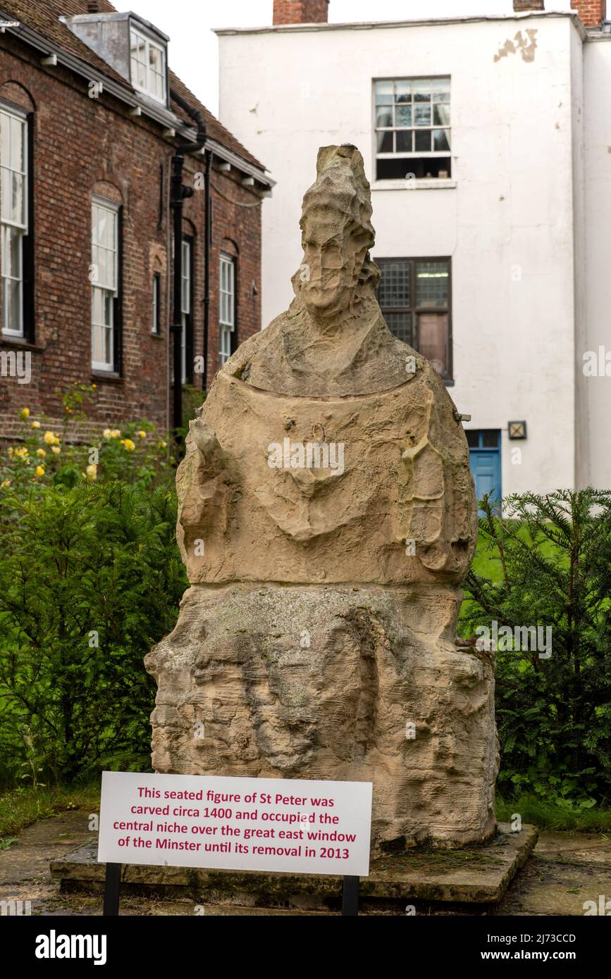 Steinfigur von St. Peter, York, North Yorkshire, Großbritannien Stockfoto