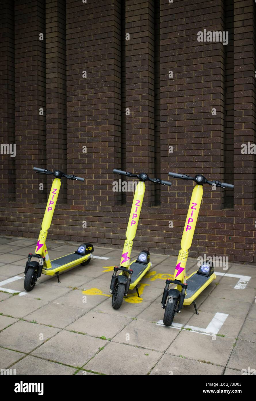 AYLESBURY, Großbritannien - 01. Juli 2021. Vermietung von E-Scootern, die auf einem Bürgersteig in einer britischen Stadt geparkt sind. Elektroroller oder Tretroller. Stockfoto