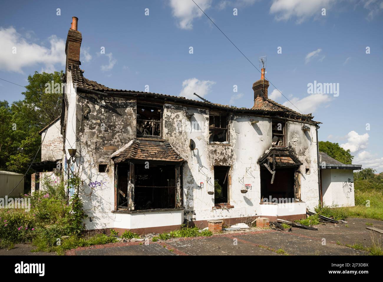 BUCKINGHAMSHIRE, Großbritannien - 10. August 2021. Feuer hat das Haus beschädigt. Gebäude mit abgebranntem Dach und geschwärzten Wänden. Stockfoto