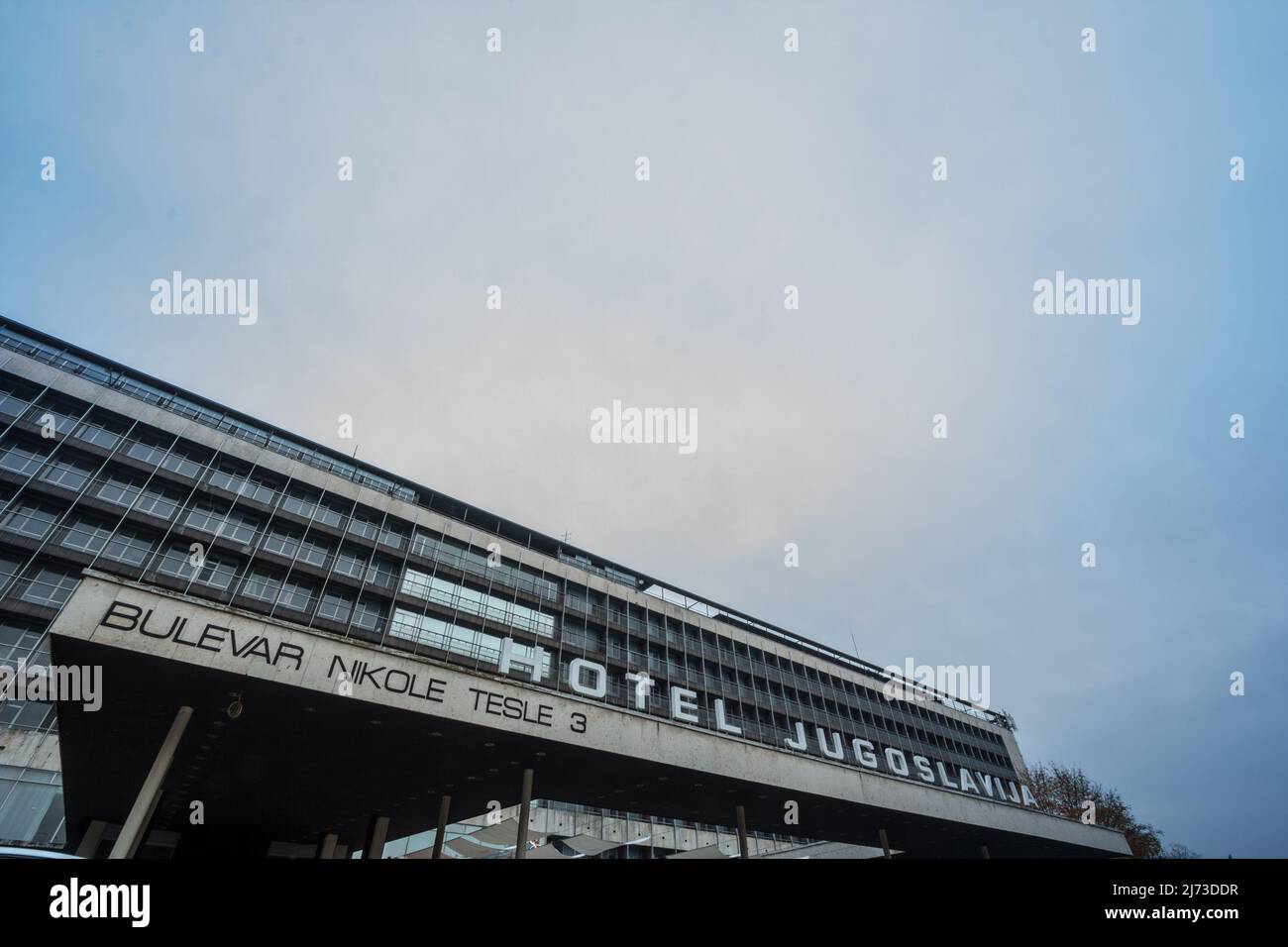 Bild von Hotel Jugoslavija in Belgrad, Serbien. Das Hotel Jugoslavija in Belgrad ist ein ehemaliges luxuriöses serbisches Hotel. Es befindet sich im Zemun muni Stockfoto