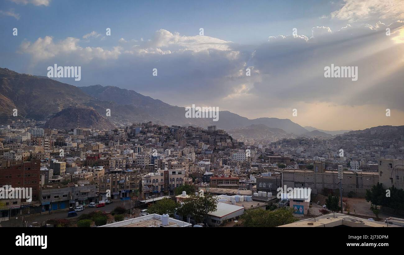 Taiz Jemen - 06 Apr 2022 : Sonnenuntergang über der jemenitischen Stadt Taiz Stockfoto