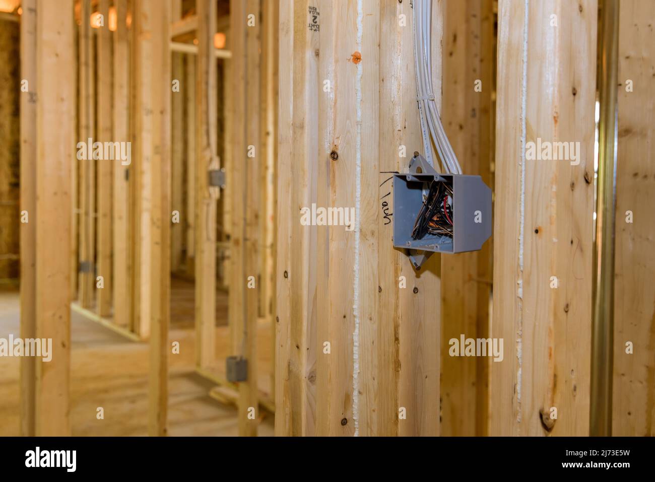Elektrische Steckdosenboxen im Rahmenhaus mit grundlegender elektrischer Verkabelung Stockfoto