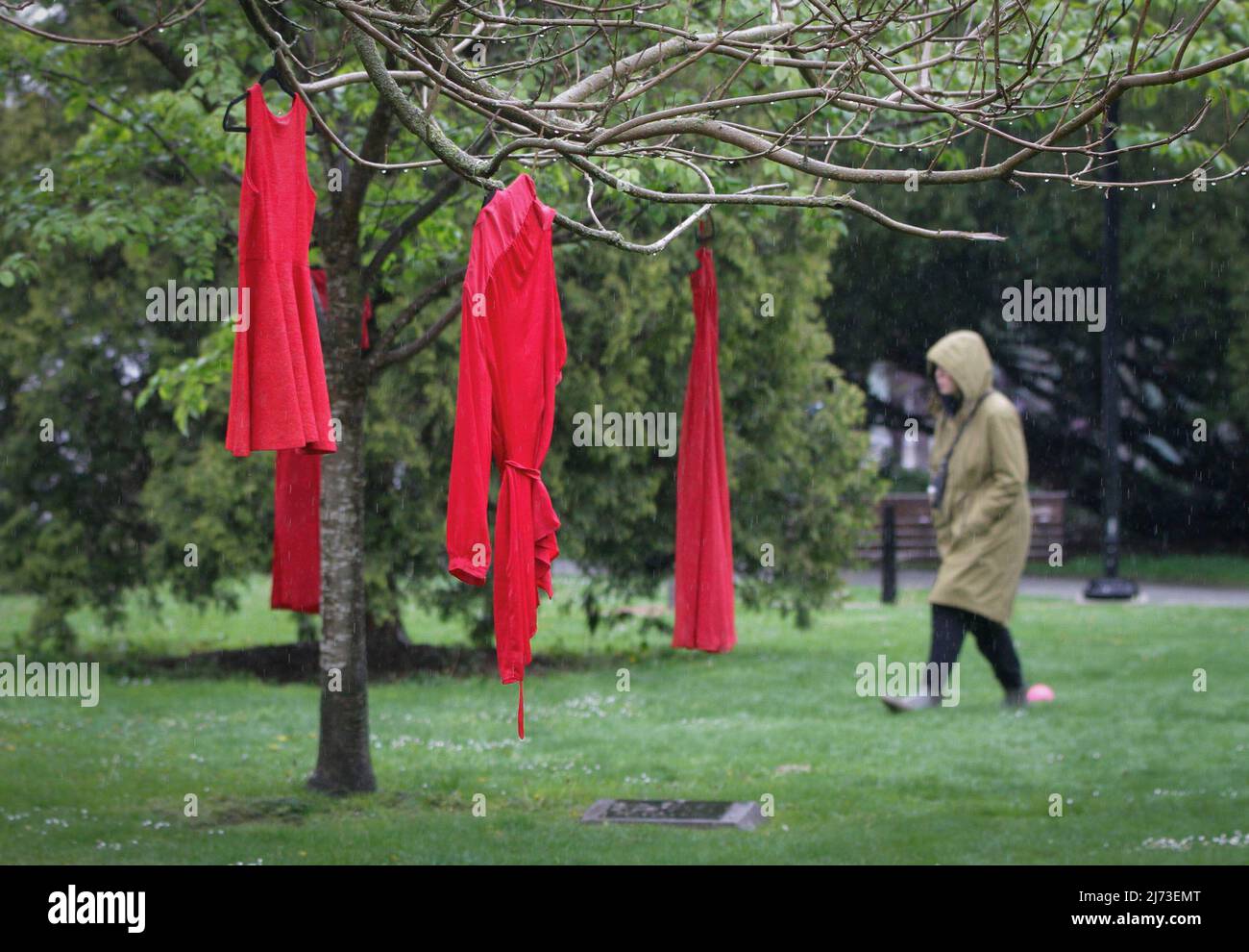 (220505) -- VANCOUVER, 5. Mai 2022 (Xinhua) -- Rote Kleider werden während einer Veranstaltung zum Gedenken an vermisste und ermordete indigene Frauen und Mädchen vor dem Rathaus in Vancouver, British Columbia, Kanada, am 5. Mai 2022 gesehen. Der 5. Mai ist der Nationale Tag der Sensibilisierung für vermisste und ermordete indigene Frauen und Mädchen in Kanada, auch bekannt als Red Dress Day. (Foto von Liang Sen/Xinhua) Stockfoto