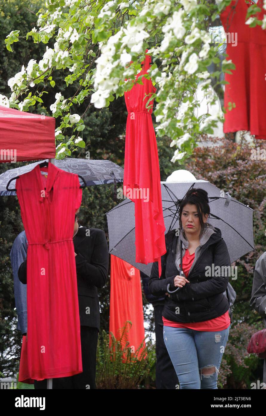 (220505) -- VANCOUVER, 5. Mai 2022 (Xinhua) -- Rote Kleider werden während einer Veranstaltung zum Gedenken an vermisste und ermordete indigene Frauen und Mädchen vor dem Rathaus in Vancouver, British Columbia, Kanada, am 5. Mai 2022 gesehen. Der 5. Mai ist der Nationale Tag der Sensibilisierung für vermisste und ermordete indigene Frauen und Mädchen in Kanada, auch bekannt als Red Dress Day. (Foto von Liang Sen/Xinhua) Stockfoto