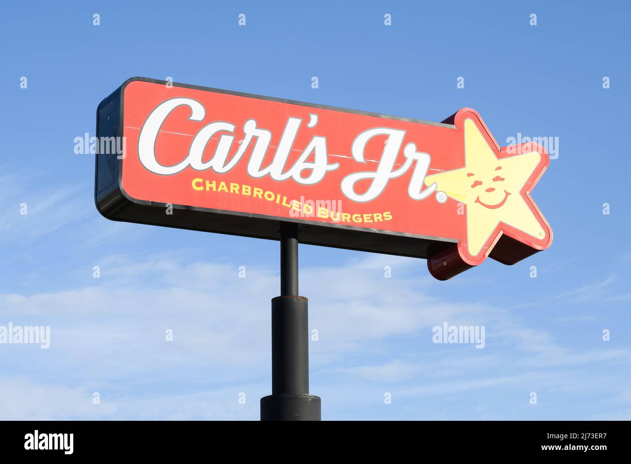 Ellensburg, WA, USA - 04. Mai 2022; Zeichen gegen blauen Himmel für Carls Jr Charbroiled Burgers Stockfoto