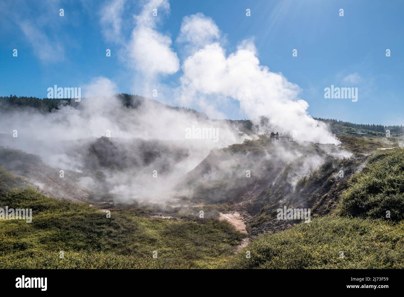 Taupo Resorth in der Mitte der Nordinsel Neuseelands. Ein renommierter Thermalort am Ufer des Lake Taupo.OPS Krater des Mondes ist eine geothe Stockfoto