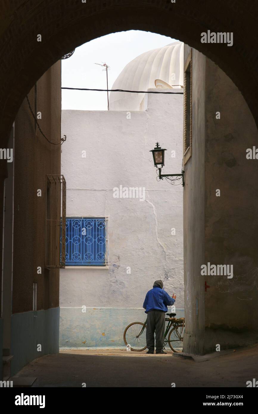 Tunesische Gasse, Schatten an einem sonnigen Tag Stockfoto