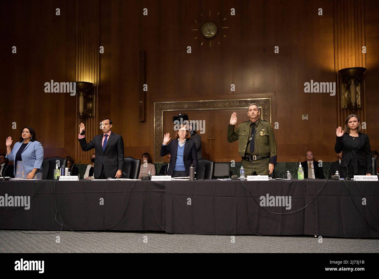 Der Assistant Secretary Administration for Children and Families U.S. Department of Health & Human Services January Contreras (1 links) neben dem amtierenden Assistant Secretary for Border and Immigration Policy Office of Strategy, Policy, Und Pläne des U.S. Department of Homeland Security Blas Nu-EZ-Neto, des Senior Coordinating Official Southwest Border Coordination Center des U.S. Department of Homeland Security Maryann E. Tierney, des amtierenden Chief Operating Officer des U.S. Customs and Border Protection des U.S. Department of Homeland Security Benjamine, „Carry“ Huffman, Und der stellvertretende Assi Stockfoto